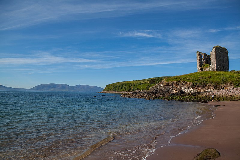 File:Minard Castle on sunny day.jpg