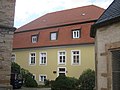 Pfarrhaus der Stiftskirche Ebersdorf mit Nebengebäude, Garten und Gartentor