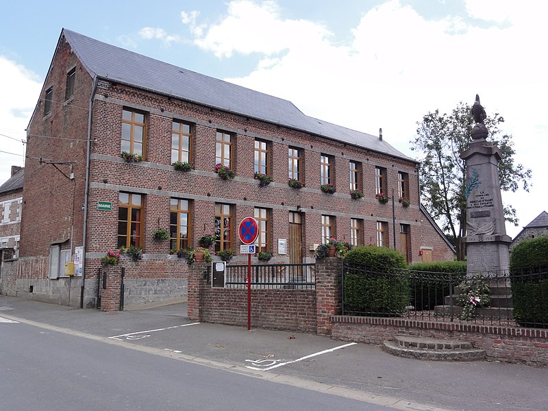 File:Monceau-Saint-Waast (Nord, Fr) mairie et mon aux morts.jpg