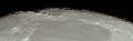 阿波罗11号拍摄的照片，显示了月球西侧的亚平宁山脉(左)、高加索山脉(右)、雨海东侧(上)和澄海西部(底)的视图，顶部中央的大陨石坑是阿基米德环形山。