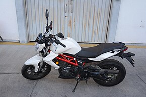 Motocicleta Benelli TNT 300 Blanca con rojo modelo 2016 lado izquierdo Foto175