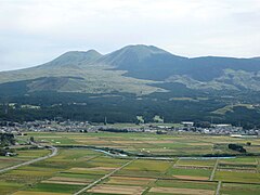 Aso (1 592 m) – największy, czynny wulkan w Japonii