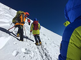 Traseul spre vârful vestic dinspre colul (5.416 m) dintre vârfuri