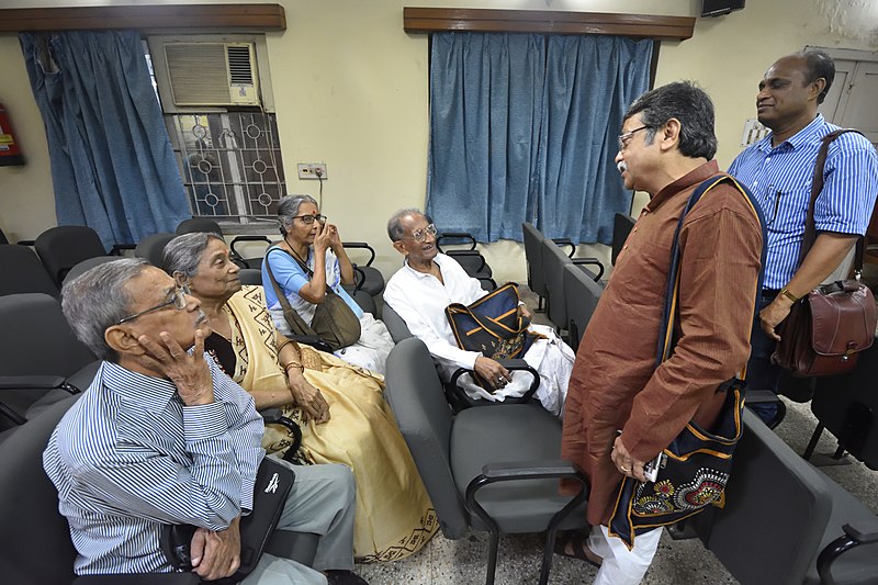 File:Mrinal Gupta Talks With Attendees - 7th Benu Sen Memorial Lecture - Kolkata 2018-05-26 0818.JPG