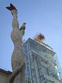 Detajl sprednje fasade muzeja Reina Sofía v Madridu.