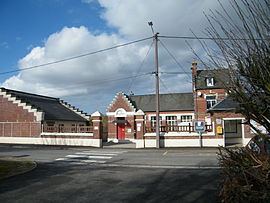 Das Rathaus und die Schule in Neufmoulin