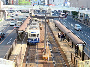 自車站前人行天橋上所看到的電車站