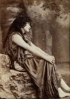 La actriz Sarah Bernhardt, fotografiada por Napoleon Sarony en Nueva York en 1892.