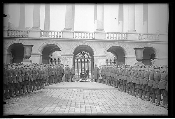 Tomb of the Unknown Soldier as a part of the Saxon Palace in 1928