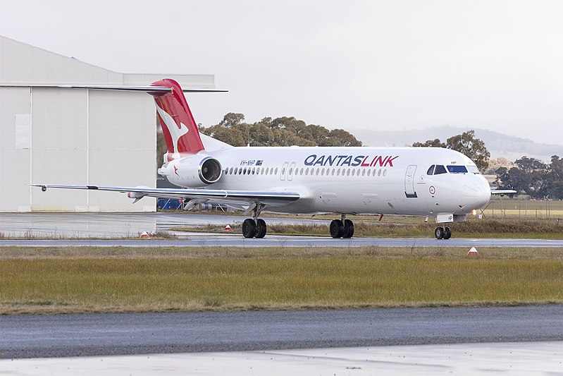 File:Network Aviation (VH-NHP) Fokker 100, in new Qantaslink "new roo" livery, taxiing at Wagga Wagga Airport.jpg