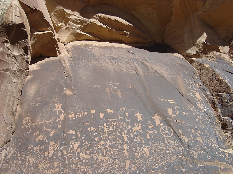 File:Newspaper Rock in Utah 2.jpg