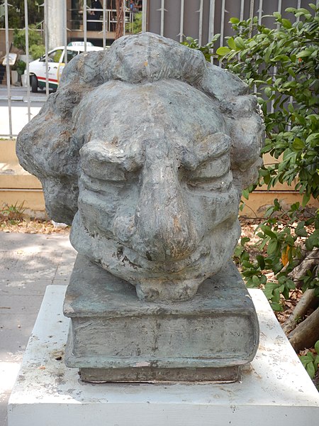 File:Nguyen Tuan bust.jpg