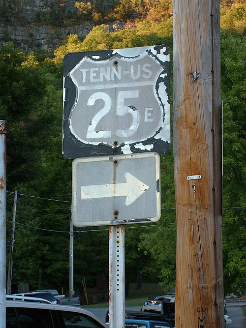 Old US 25E sign in Cumberland Gap, Tennessee, directing traffic to former route over Cumberland Gap
