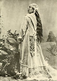 Oscharwausha, "Rogue River Indian" before 1911 Oscharwausha, Rogue River Indian woman before 1911 (cropped).png