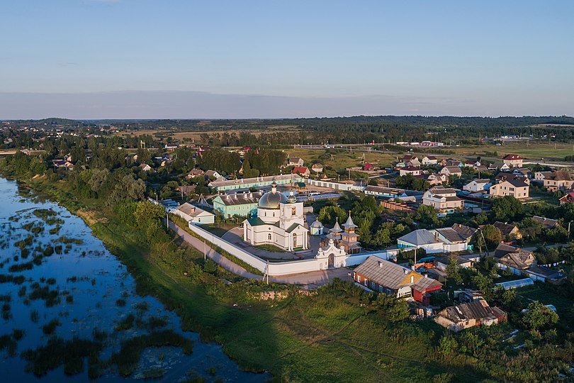 Фото города острова. Город остров Псковской области. Остров Псков женский монастырь. Город остров Псковская область монастырь. Площадь города острова Псковской области.