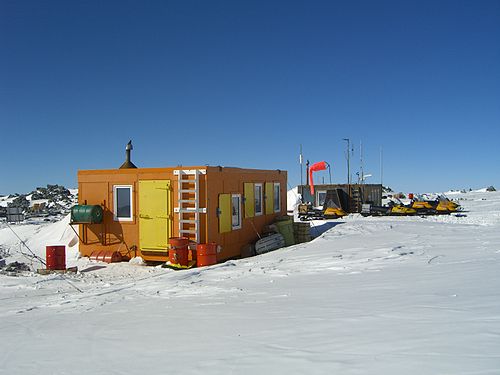 Vue du Lower Erebus Hut, l'observatoire volcanologique du mont Erebus en Antarctique.