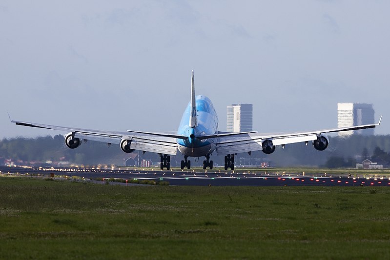 File:PH-BFL B747 KLM heavy crosswind landing (5941081212) (2).jpg