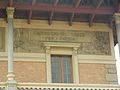 Fachada do prédio principal do Palácio das Indústrias contendo frase em latim referente a trabalho