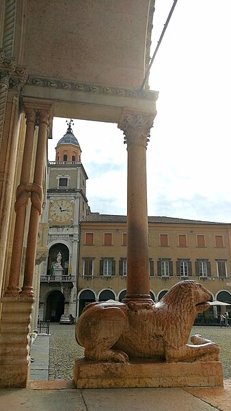 File:Palazzo Comunale di Modena dalla Porta dei Principi del Duomo.jpg