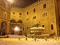 Palazzo del Podestà e Fontana Sturinalto mentre nevica.JPG