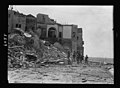חיילים בריטיים בוחנים את ההריסות, זמן קצר לאחר פיצוץ הבתים