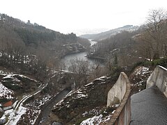 Vue sur le Gier en aval du barrage de retenue de la Rive (42).