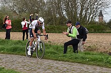 Paris-Roubaix 2024 secteur 12 à Bersée Mathieu van der Poel.jpg