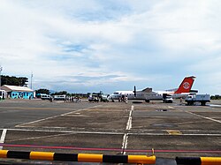 Les passagers quittent l'avion pour la navette 20120811.JPG