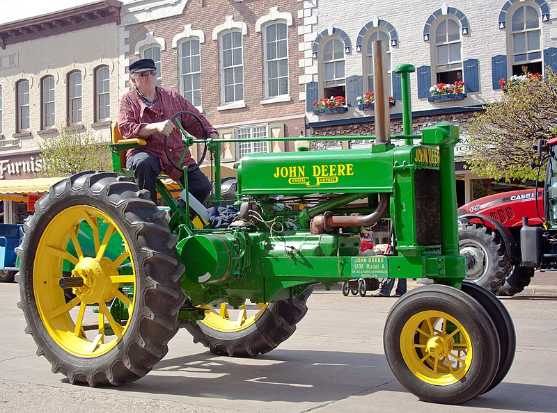 File:PellaParadeJohnDeere1936.jpg