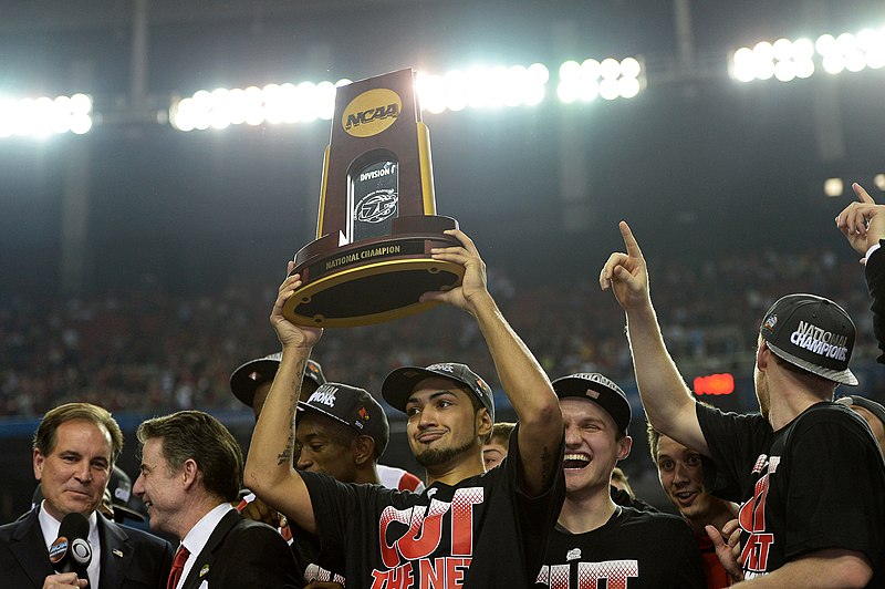 File:Peyton Siva hoists Louisville's NCAA championship trophy in 2013.jpg