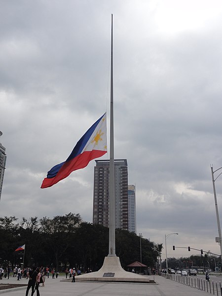 File:Philippine Flag in half-mast (Rizal Pak, Manila; 2015).jpg