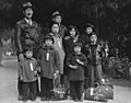 خانواده‌ای ژاپنی‌تبار در شهر هِی‌واُرد، کالیفرنیا، در حال انتظار برای انتقال داده‌شدن اجباری به اردوگاه نظامی آمریکایی