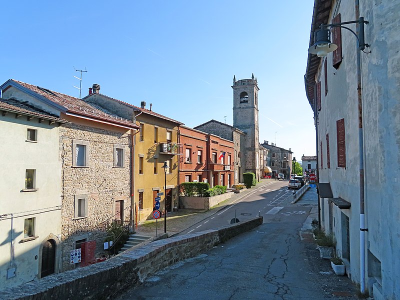 File:Piazza Roma (Tizzano Val Parma) - palazzo comunale e oratorio della Madonna del Santo Rosario 2022-05-12.jpg