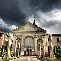 Piazza Sant'Agostino avec nuages ​​noirs.jpg