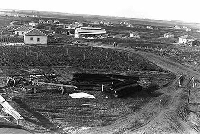 File:PikiWiki Israel 7426 The first houses.jpg