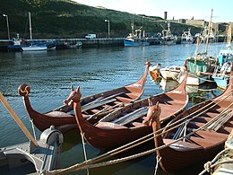 Barcos en el muelle aledaño al museo.