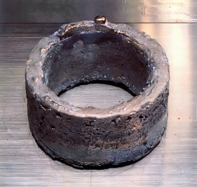 טבעת פלוטוניום טהור (רמת ניקיון 99.96%), משקל 5.3 ק"ג וקוטר 11 ס"מ. מספיקה לליבת פצצה גרעינית אחת (יוצרה בשנות ה-1980).