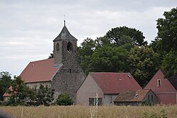 Ansicht von Pogwizdów mit der Erhöhung der Kirche des Heiligen Kreuzes