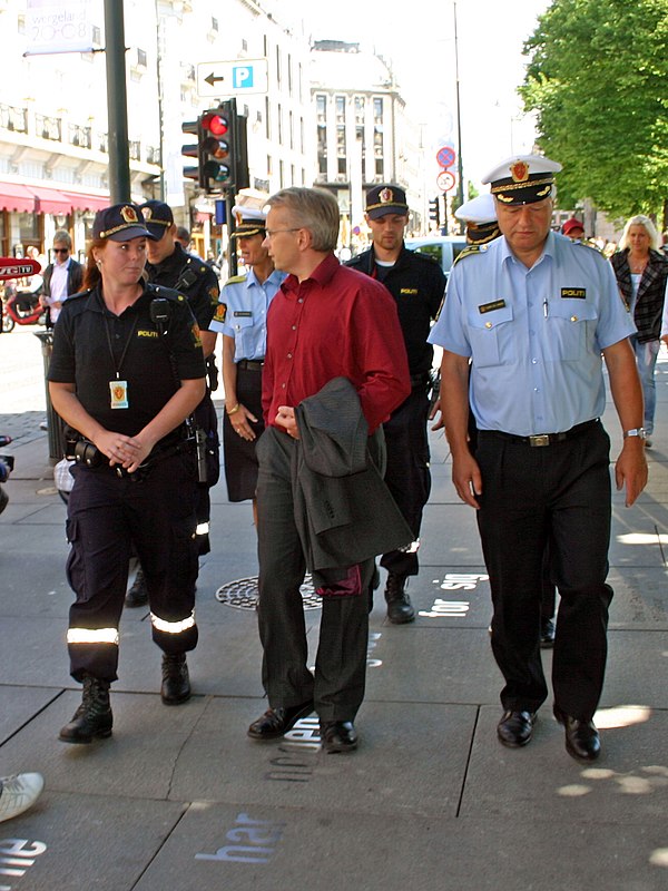 Police students (left), Minister of Justice and the Police Knut Storberget (middle) and Oslo Chief of Police Anstein Gjengedal (right) in 2008