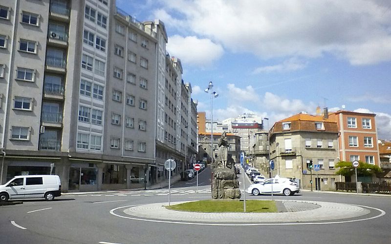 File:Pontevedra capital Monumento mujer del emigrante.jpg
