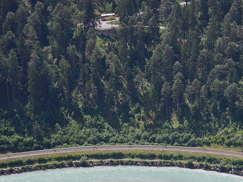 File:Postbus auf den Weg zum Bahnhof Versam-Safien - panoramio.jpg