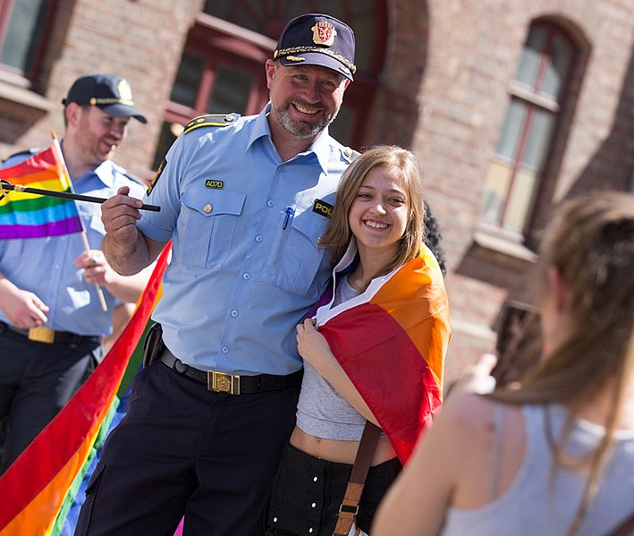 File:Pride parade 2016 Oslo (132308).jpg