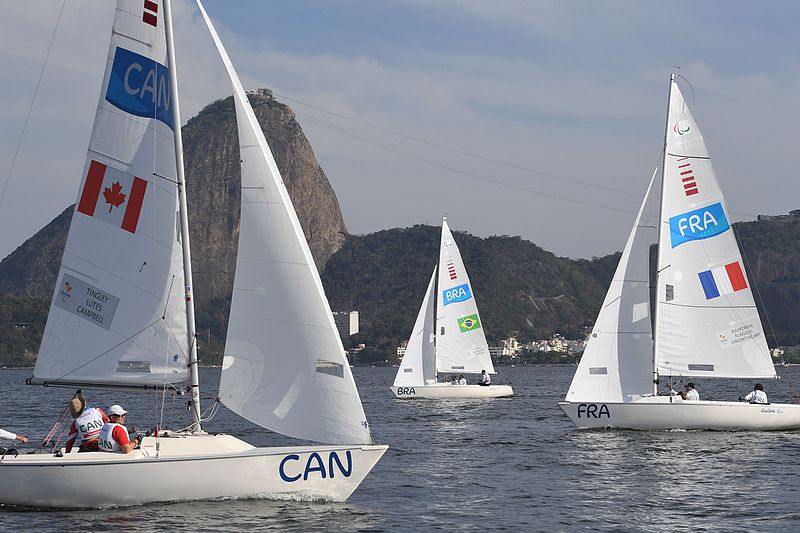 File:Prova barco de quilha fixa 3 pessoas (Sonar) na Paralimpíada Rio 2016 (29039292573).jpg