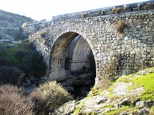 El puente desde la margen derecha del río.