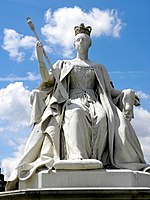 Queen Victoria statue, Kensington Palace.jpg