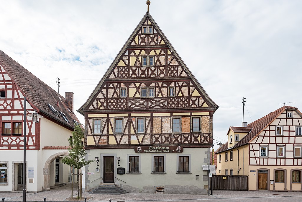 1024px-R%C3%B6ttingen%2C_Marktplatz_2_20170716_004.jpg