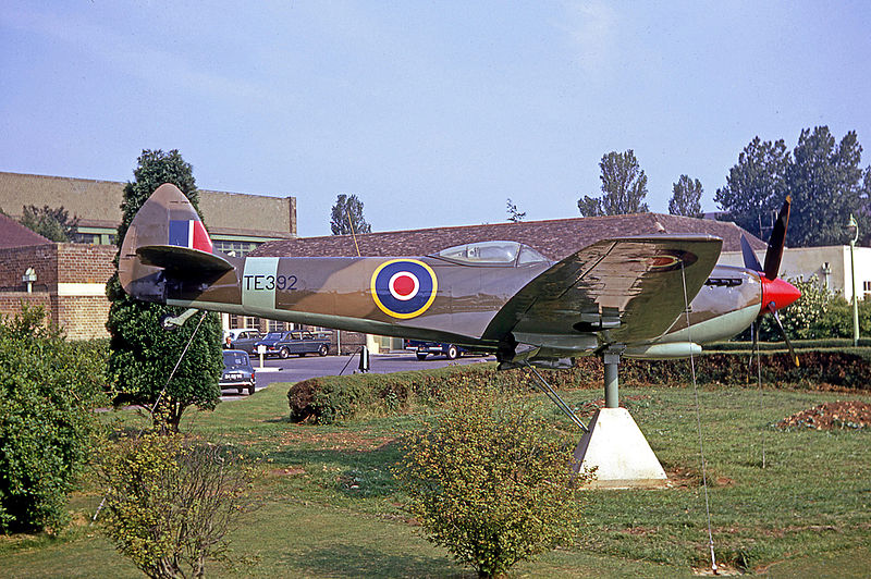 File:RAF Kemble Main Entrance area July 1967 edited-2.jpg