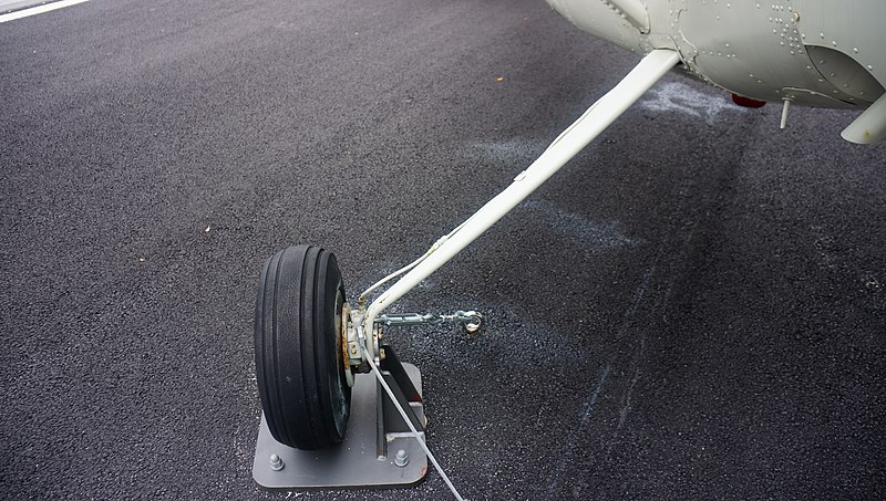 File:ROKAF O-1G(12255) left main landing gear at Jeju Aerospace Museum June 6, 2014.jpg