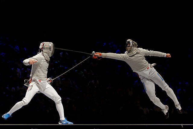 Dolniceanu (R) fences Reshetnikov in the 2013 World Championships