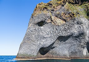 Le « Rocher de l'Éléphant », parmi les falaises de l'île d'Heimaey (Suðurland, Islande). (définition réelle 5 444 × 3 843)